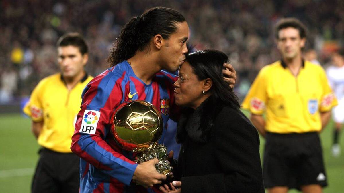 Роналдиньо целуем маму вов ремя награждения